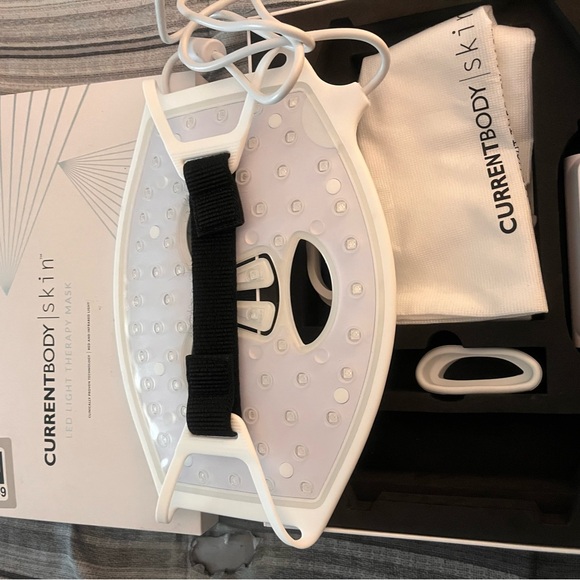 CurrentBody LED Light Therapy Mask - Picture 3 of 7